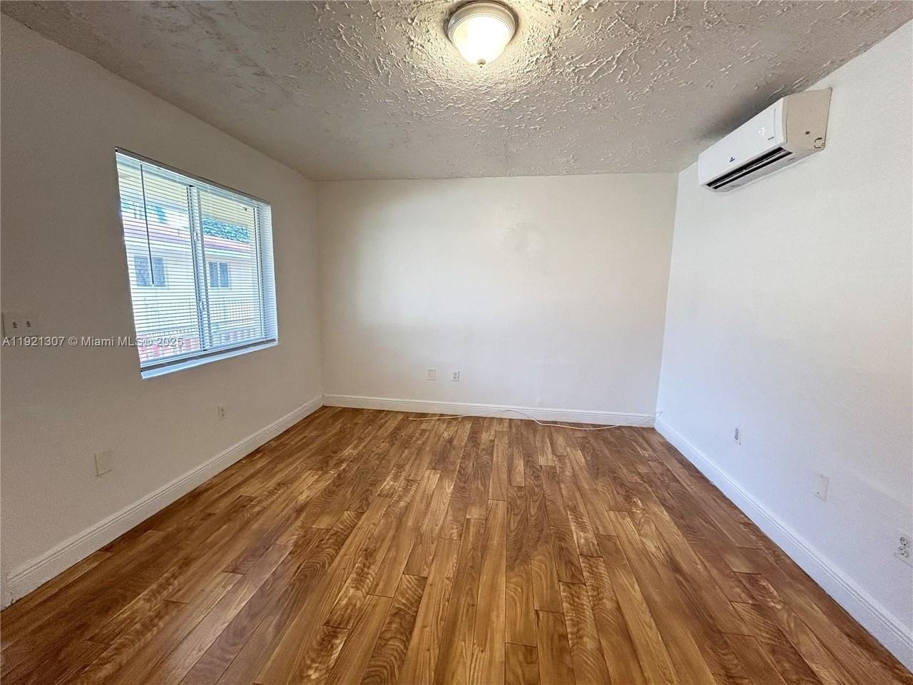 641 Ne 86th St #3 - Photo 4 of 9