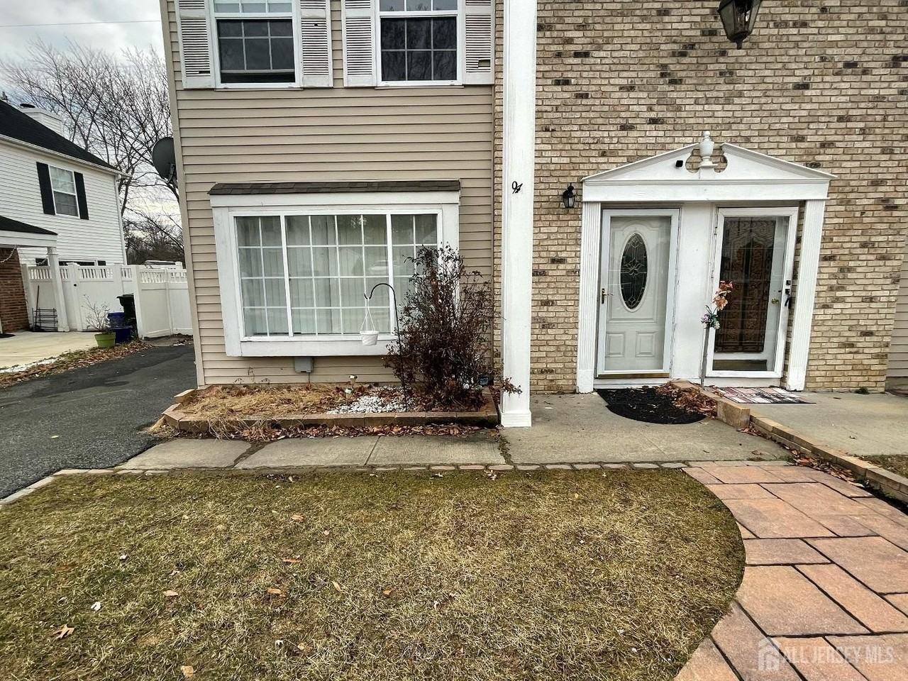 94 Brewster Cir - Photo 2 of 17