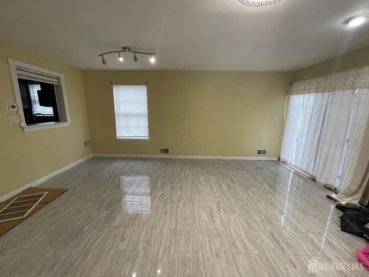 94 Brewster Cir - Photo 3 of 17