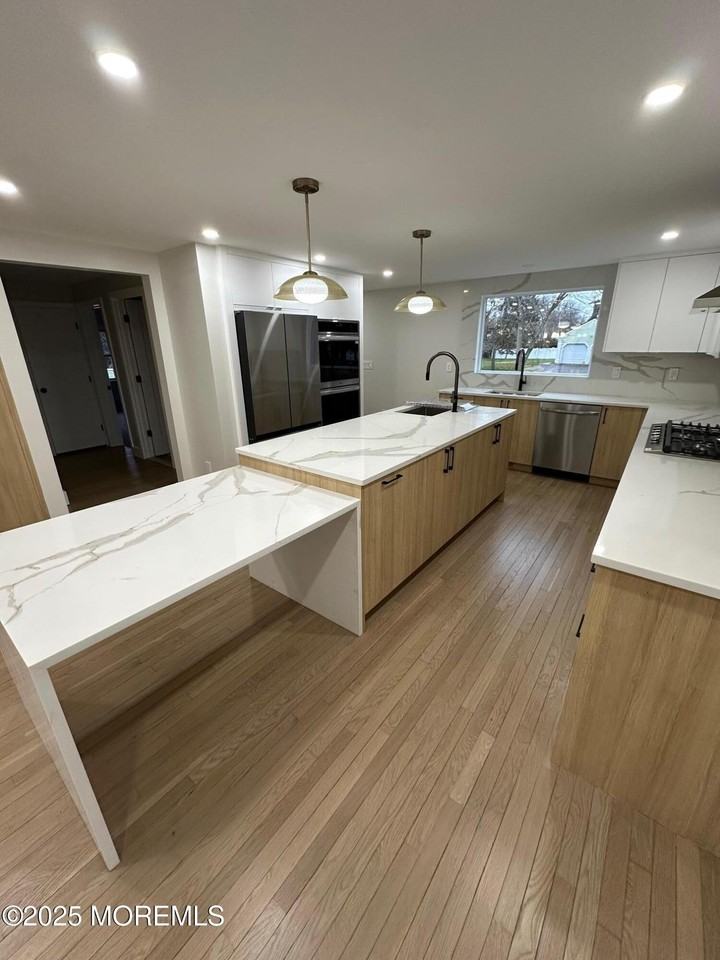 469 Wall St - Photo 4 of 17