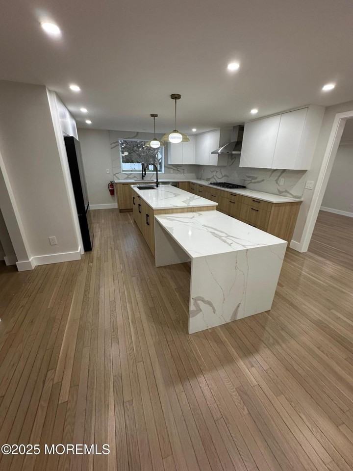 469 Wall St - Photo 5 of 17