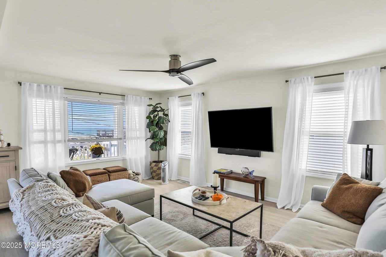 250A Ocean Ave - Photo 4 of 16