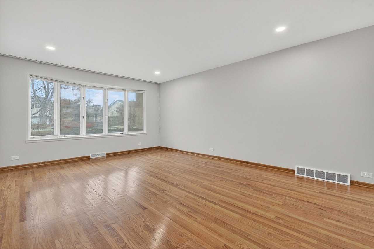 7245 Kostner Avenue - Photo 7 of 38