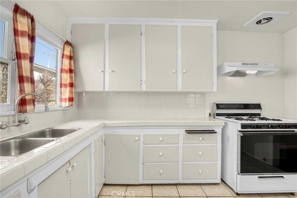 959 West 17th Street #1-2 - Photo 4 of 39