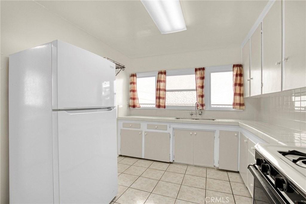 959 West 17th Street #1-2 - Photo 5 of 39