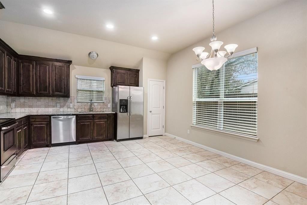 729 Smyth St - Photo 6 of 25