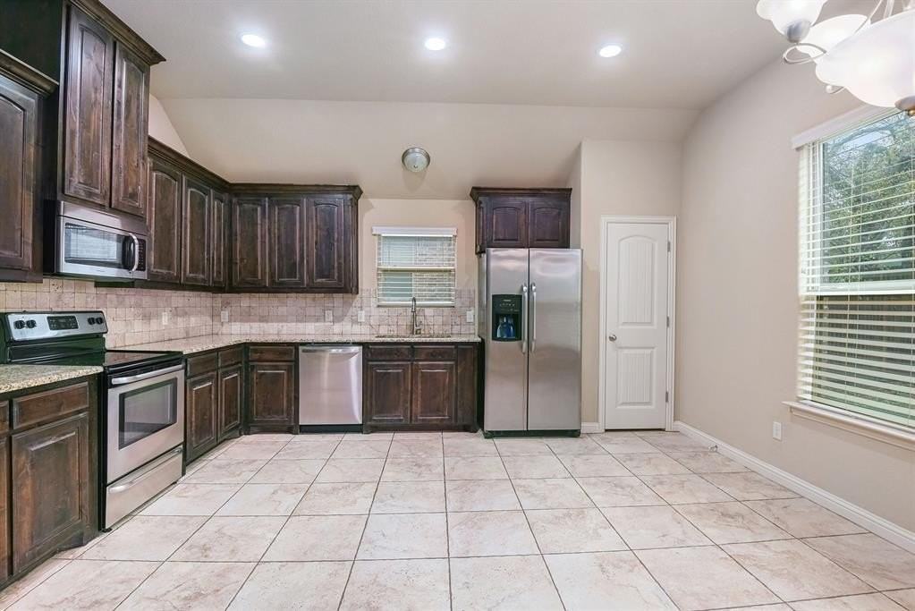 729 Smyth St - Photo 7 of 25