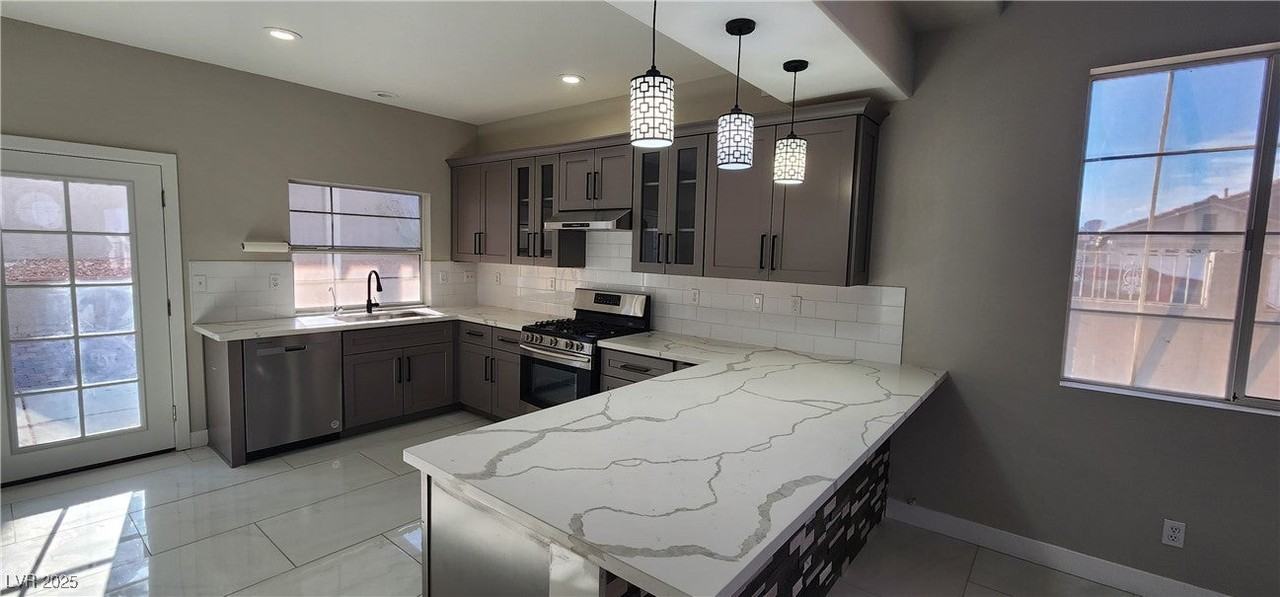 3335 Commendation Dr - Photo 4 of 36