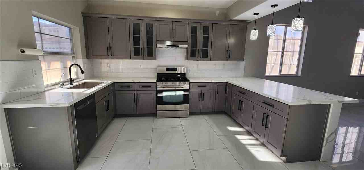 3335 Commendation Dr - Photo 5 of 36