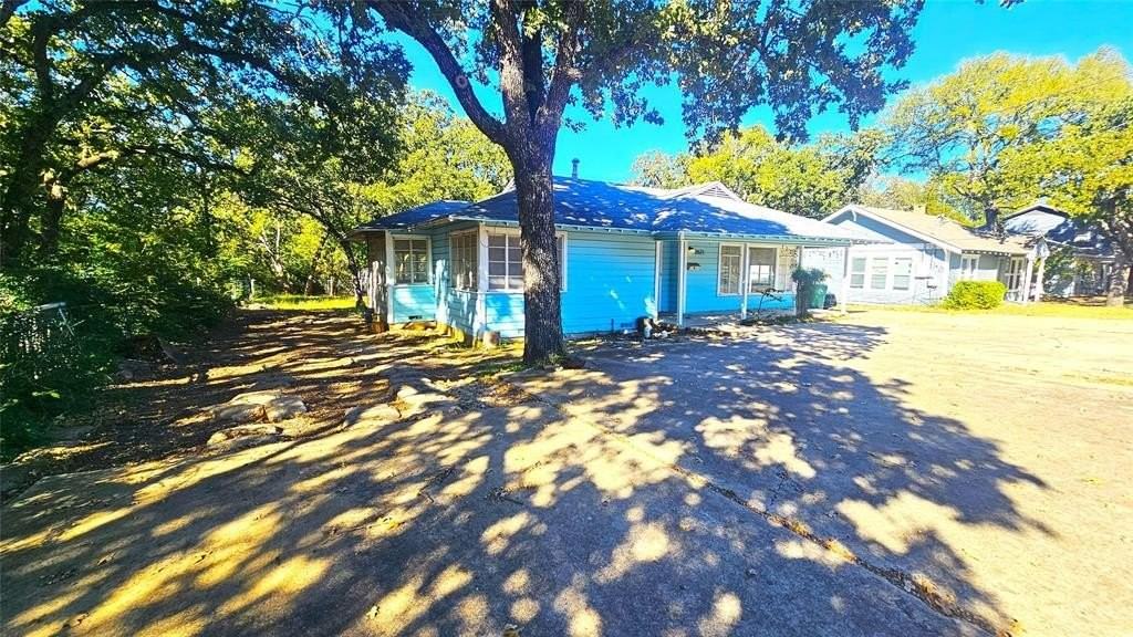 2621 N Locust St - Photo 2 of 26