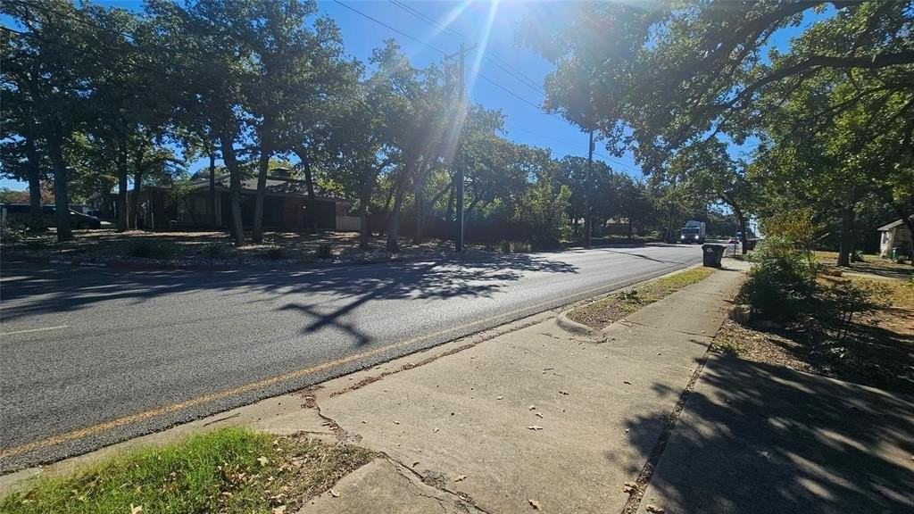 2621 N Locust St - Photo 3 of 26