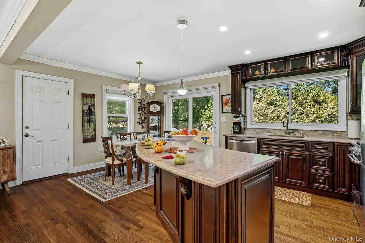 110 Topland Rd - Photo 7 of 44