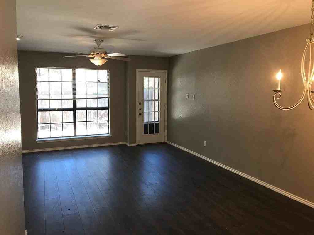 7326 Kingswood Cir - Photo 3 of 10