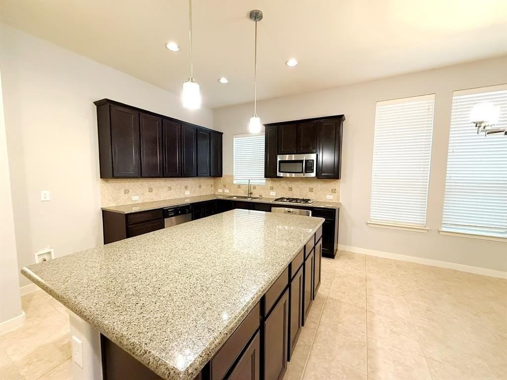 10801 Sexton Dr - Photo 6 of 40