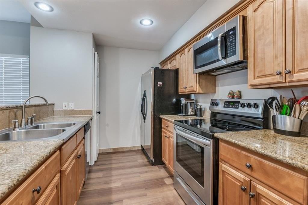 552 Josephine St - Photo 4 of 12