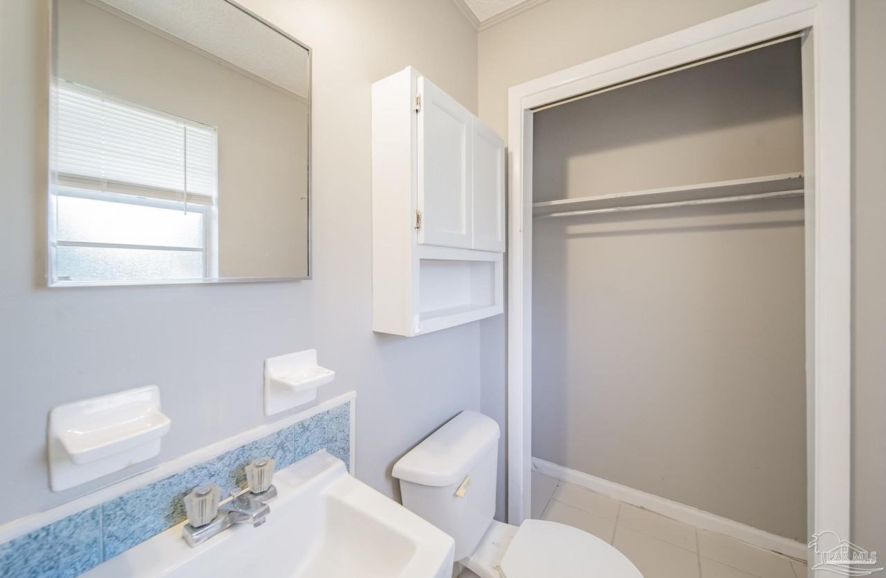 7010 Ne Oakfield Rd - Photo 6 of 9