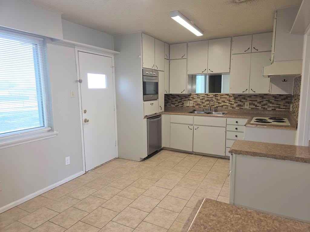 4610 Storey Ave - Photo 5 of 16