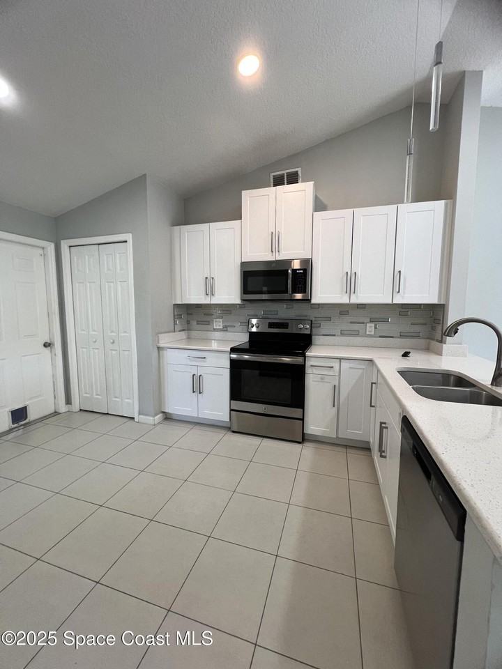 440 River Grove Ct - Photo 6 of 44