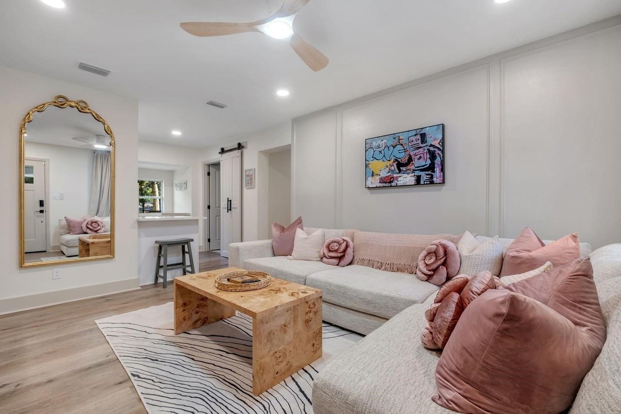 2412 Surrey St - Photo 2 of 17