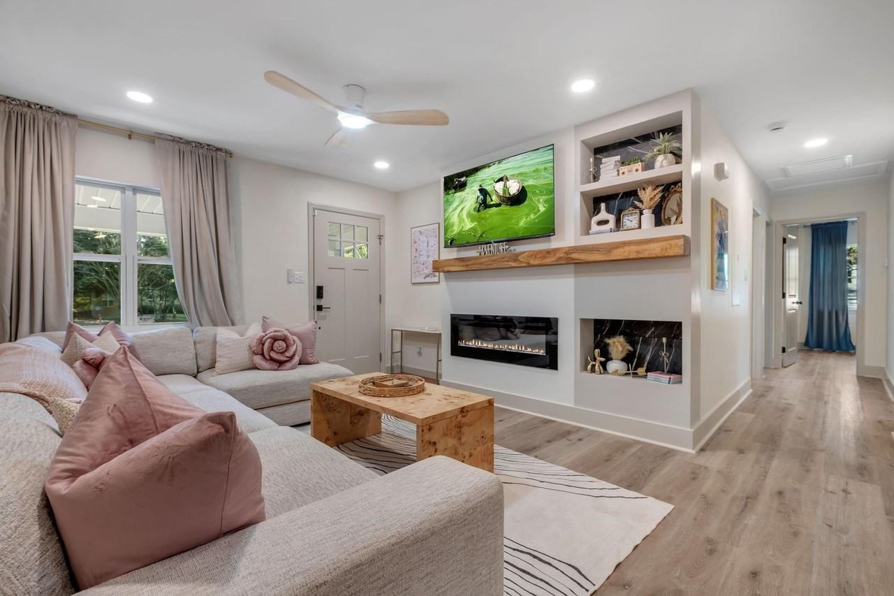 2412 Surrey St - Photo 3 of 17