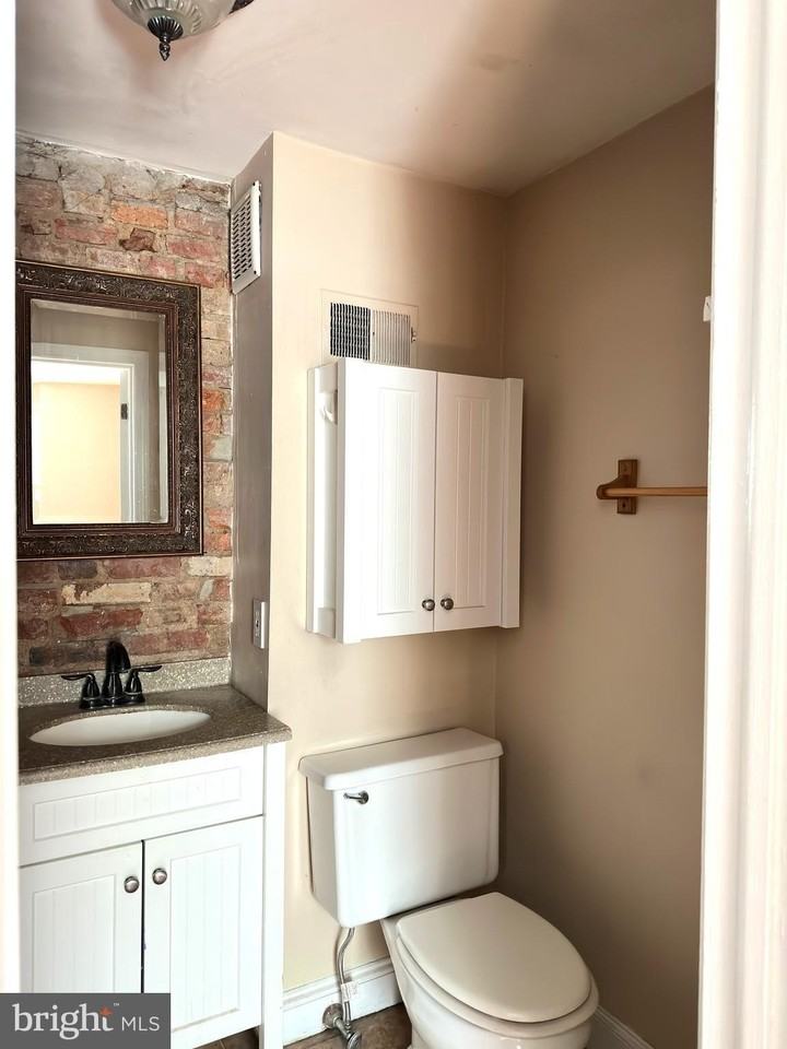 623 S American St Rear F #F - Photo 7 of 38