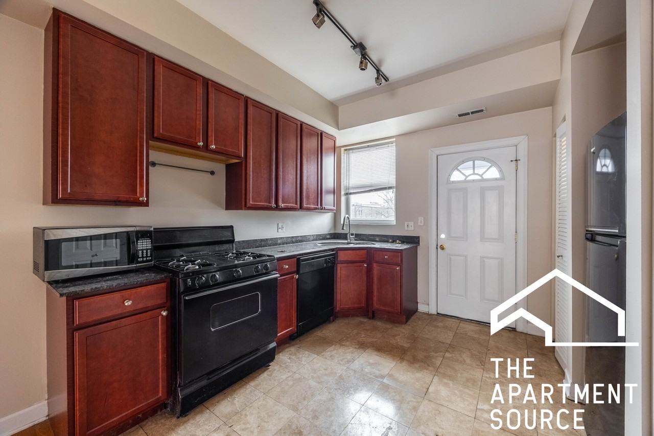 7462 North Greenview Avenue #3