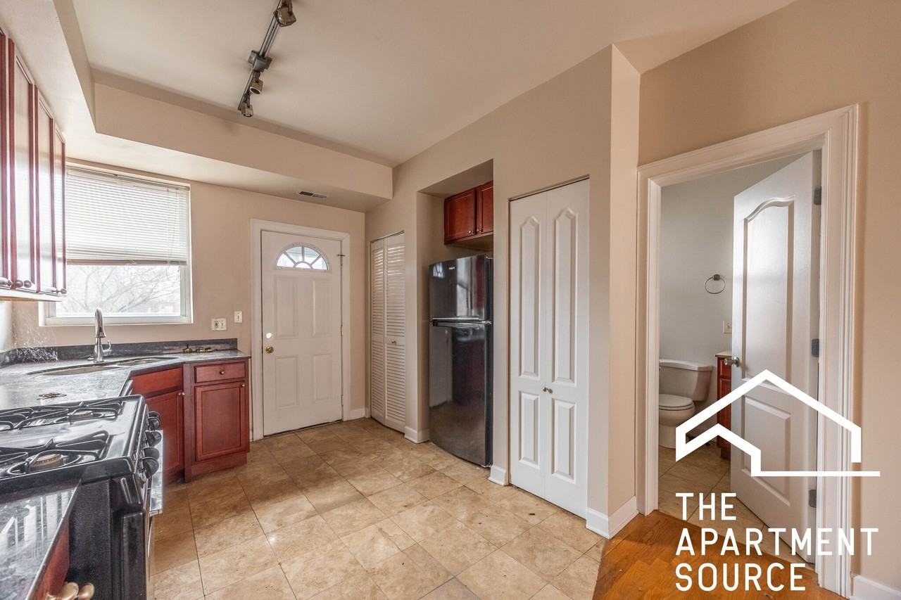 7462 North Greenview Avenue #3 - Photo 2 of 14