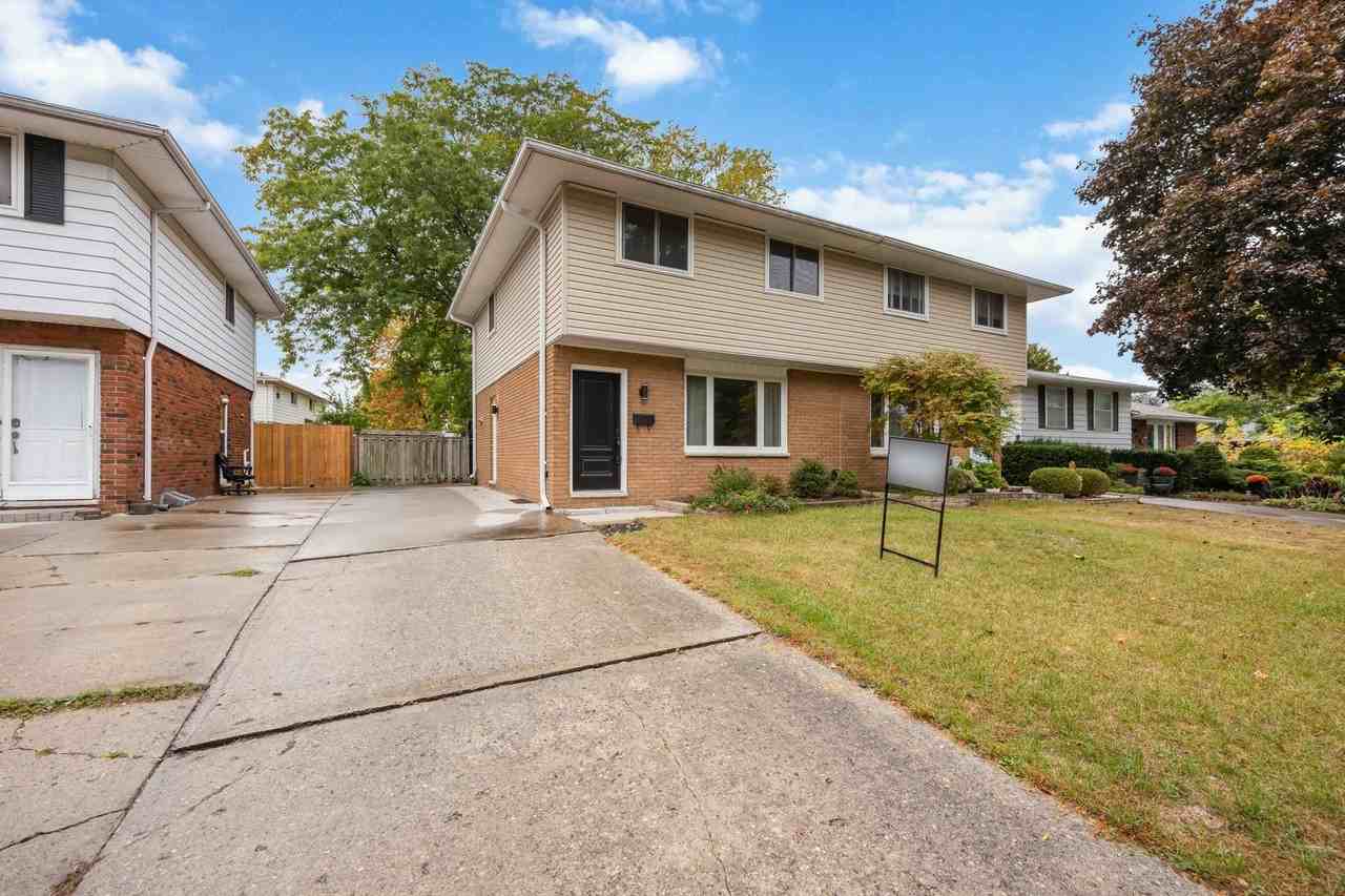 920 Assiniboine Crescent - Photo 2 of 34