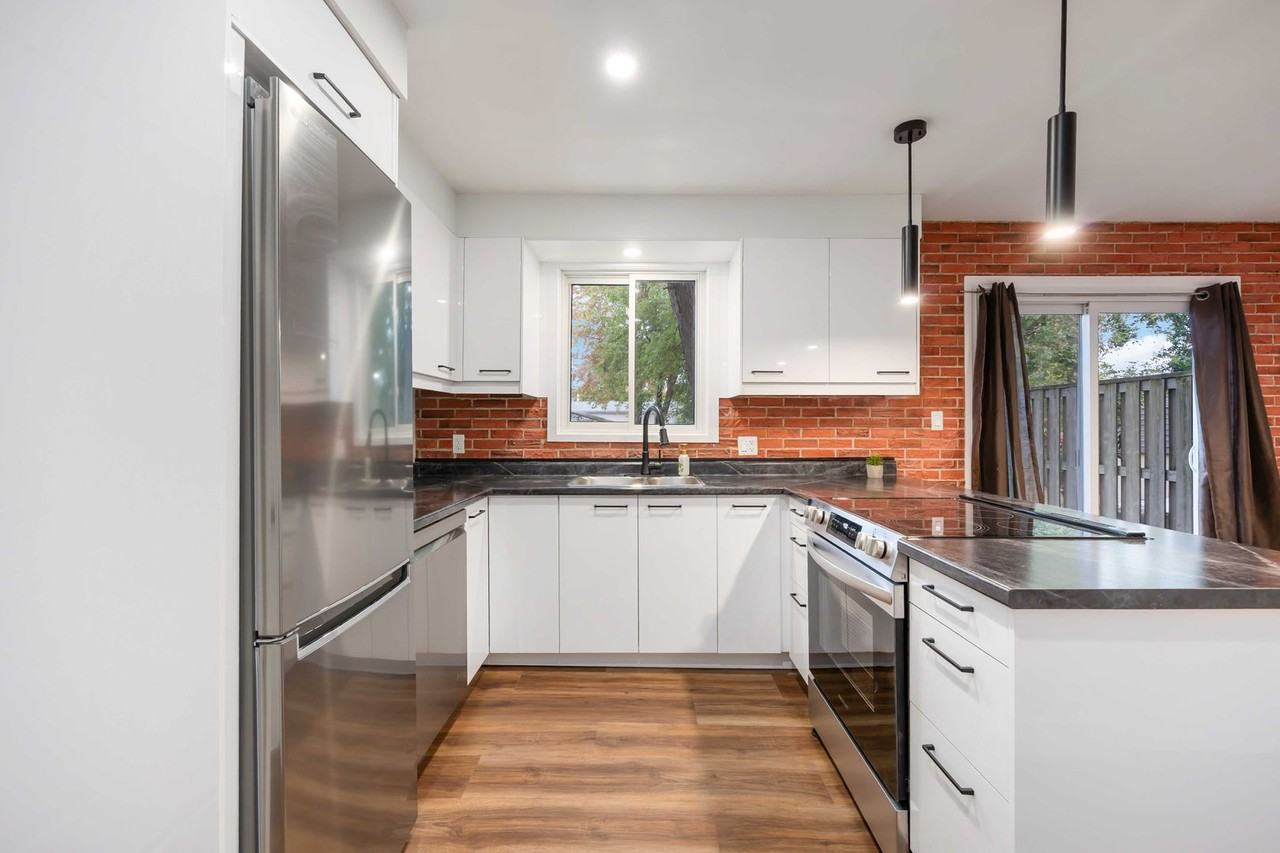 920 Assiniboine Crescent - Photo 3 of 34