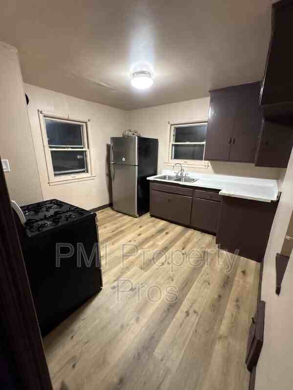 3018 W Eggert Pl - Photo 2 of 11