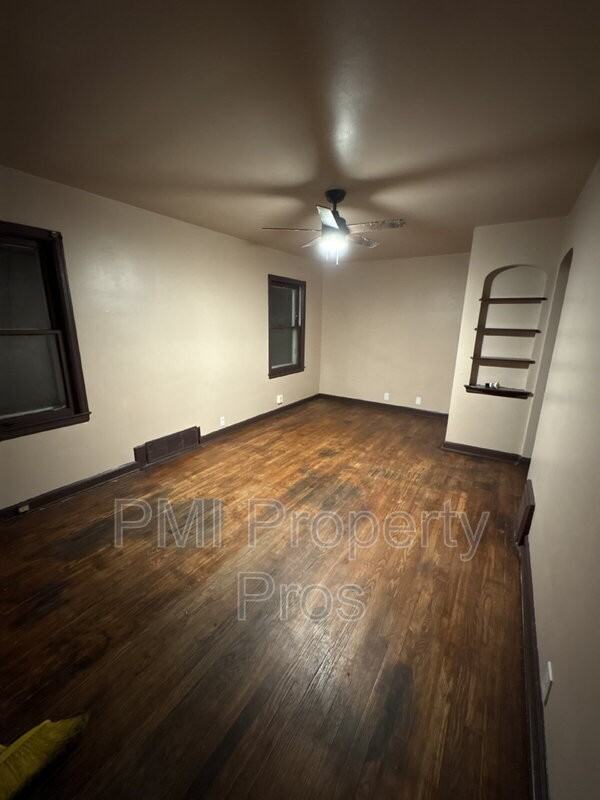 3018 W Eggert Pl - Photo 4 of 11