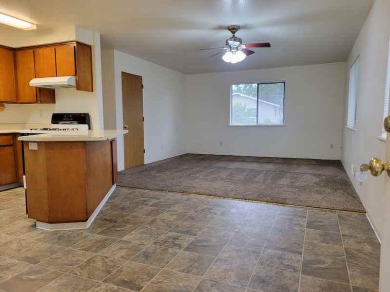 1685 Cloverlawn Dr #B - Photo 4 of 31