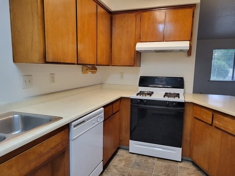 1685 Cloverlawn Dr #B - Photo 6 of 31