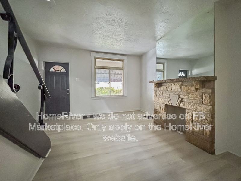 302 Mathews Ave - Photo 4 of 20