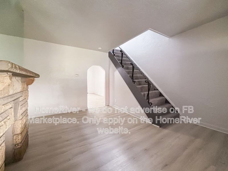 302 Mathews Ave - Photo 5 of 20