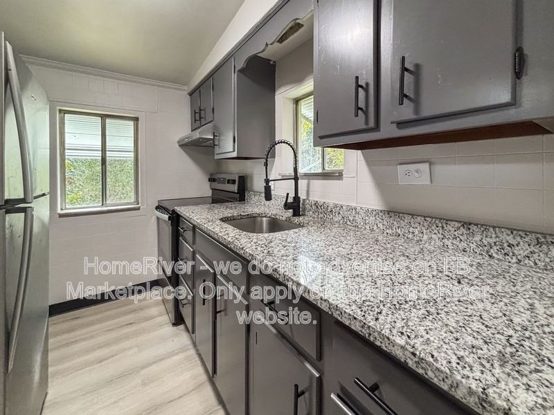 302 Mathews Ave - Photo 5 of 14