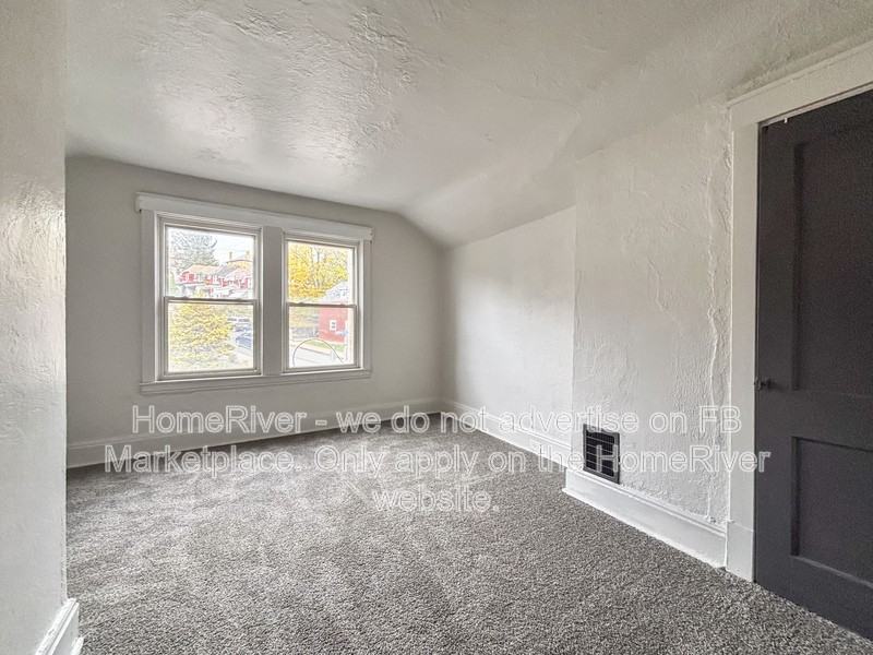 302 Mathews Ave - Photo 7 of 14