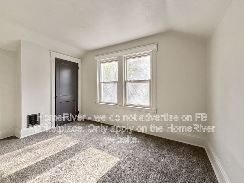 302 Mathews Ave - Photo 7 of 14