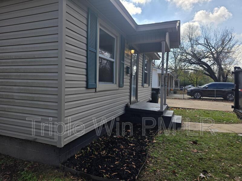 1626 Davis St - Photo 3 of 34