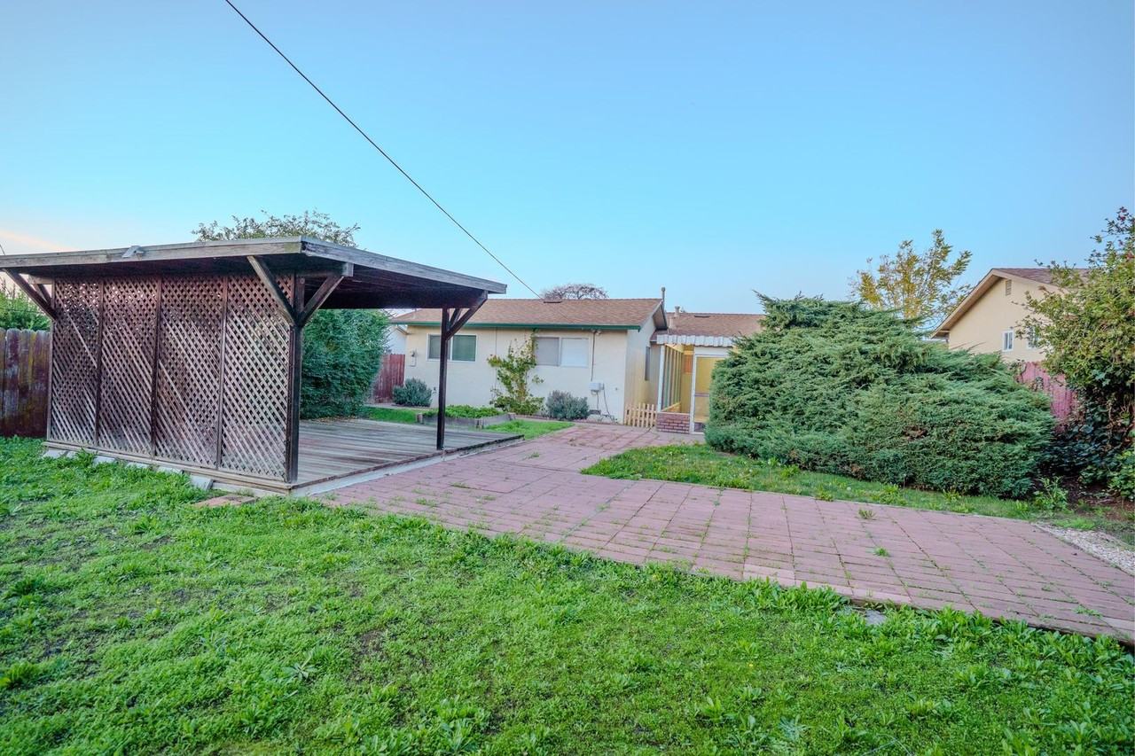 233 Cardinal Lane - Photo 7 of 17