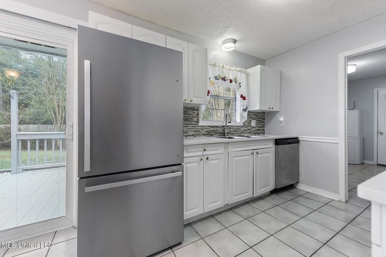 11498 Carondelet St - Photo 5 of 16