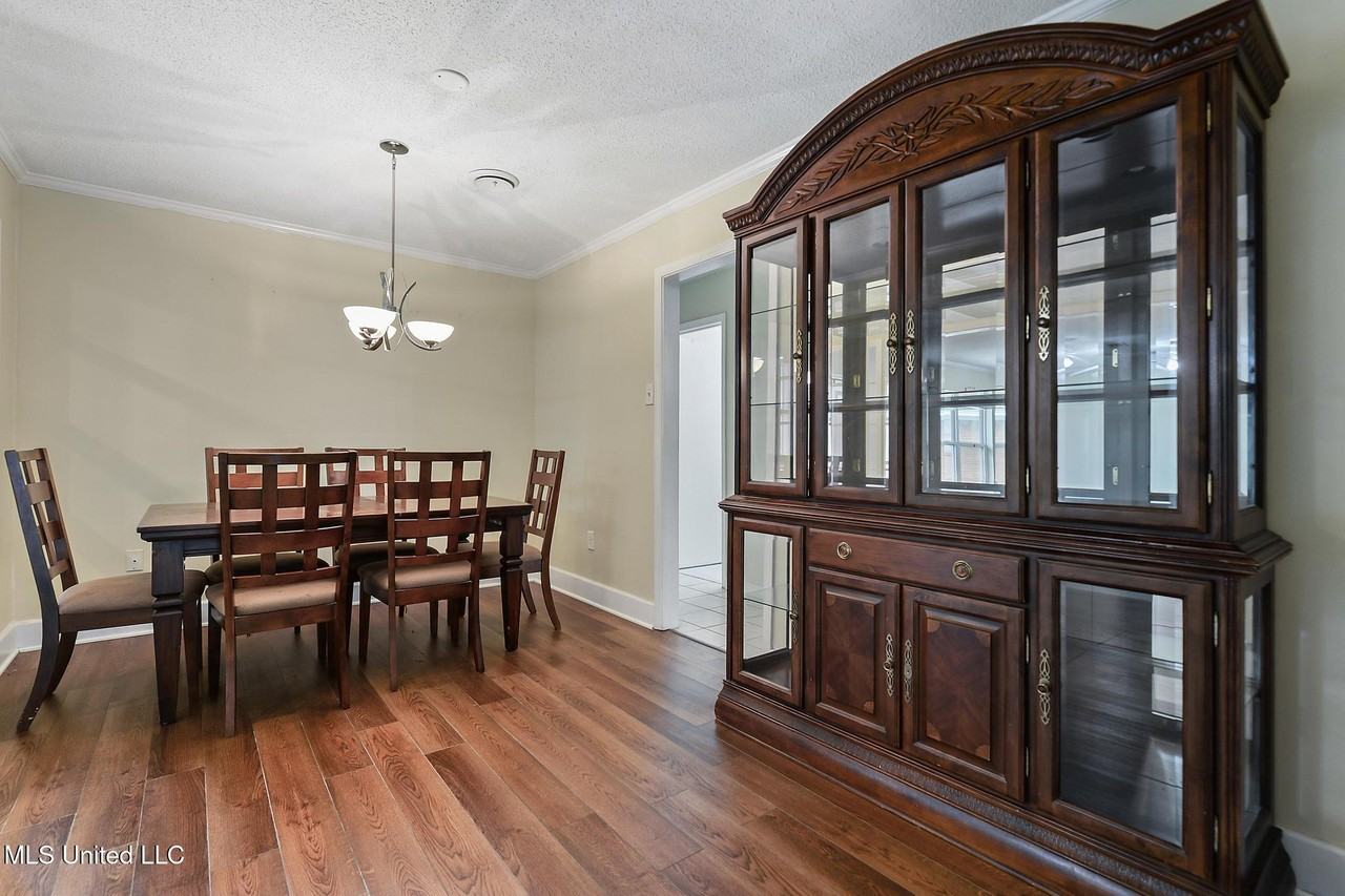 11498 Carondelet St - Photo 7 of 16