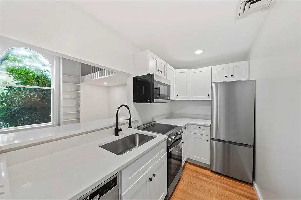 80 Parks St - Photo 2 of 18