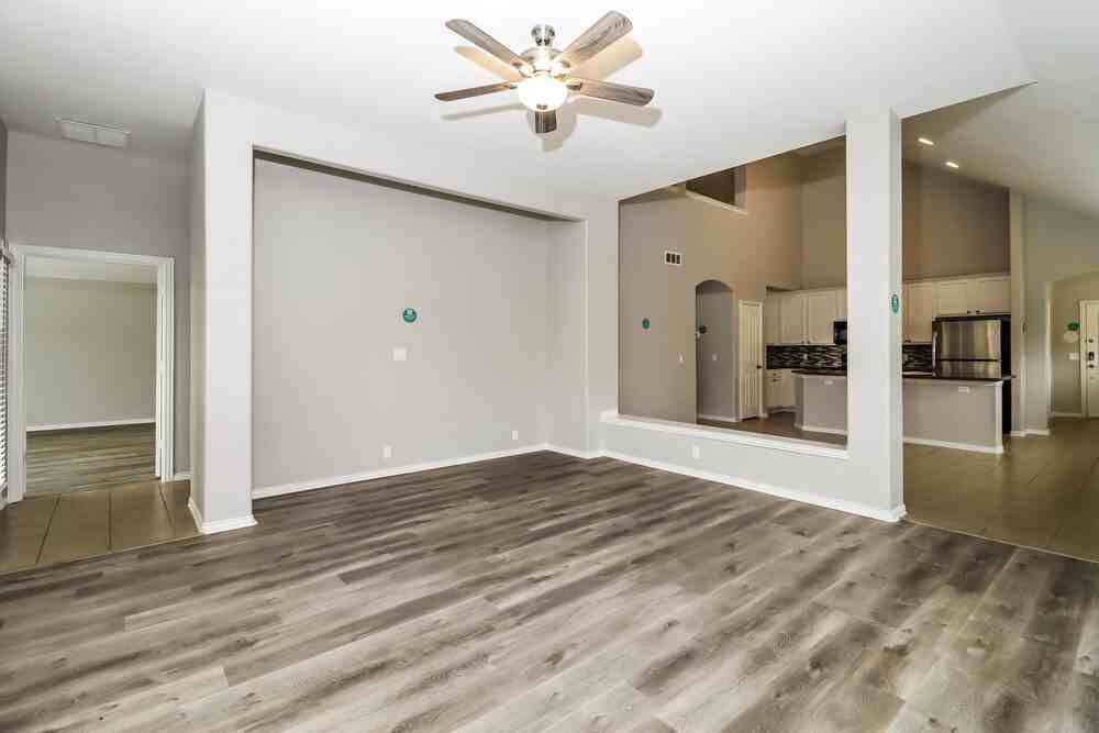 540 Kerry St - Photo 4 of 17