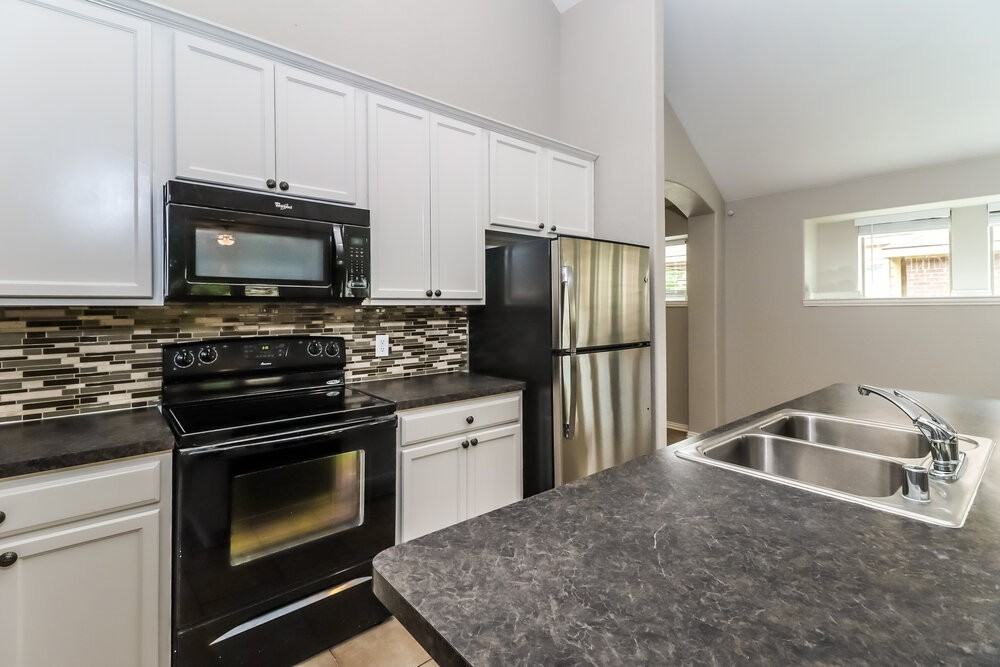 540 Kerry St - Photo 6 of 17