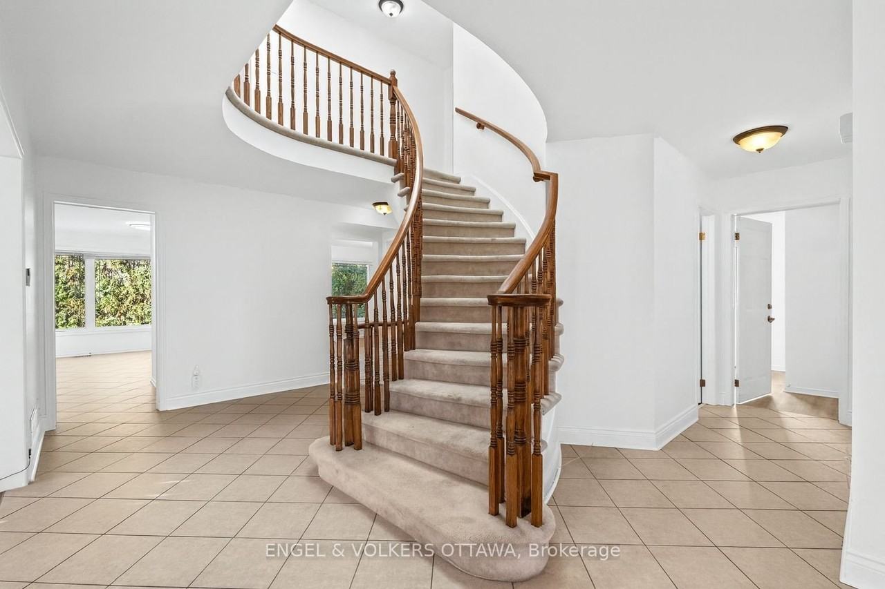 841 Montcrest Dr - Photo 4 of 42