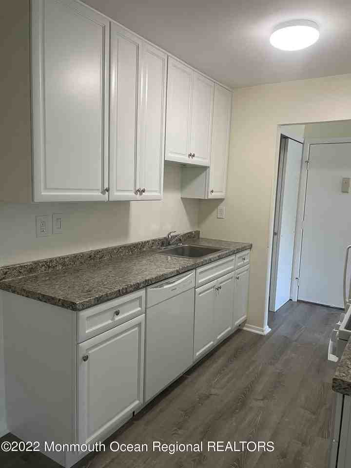 82 Amberly Dr Unit F #F - Photo 3 of 10