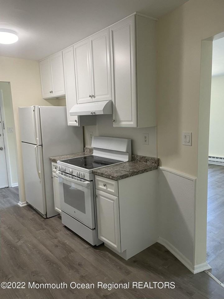 82 Amberly Dr Unit F #F - Photo 4 of 10