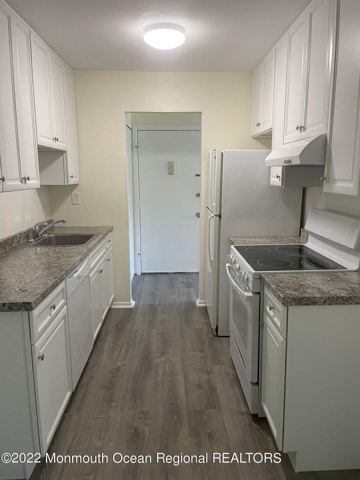 82 Amberly Dr Unit F #F - Photo 5 of 10