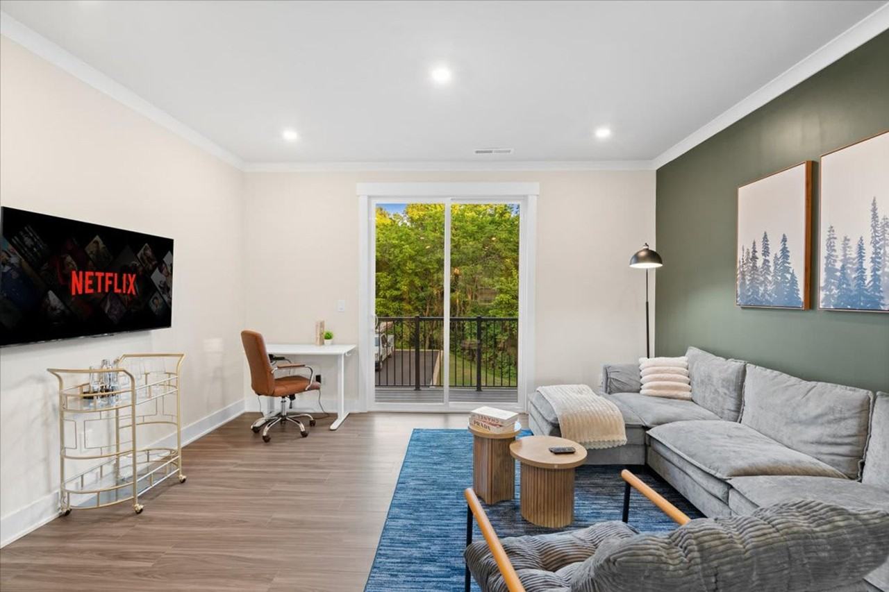 2005 Clarksdale Dr #1284688P - Photo 4 of 32